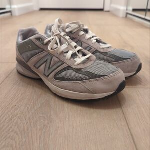 Men's Nike in brand new condition. Size 6y.